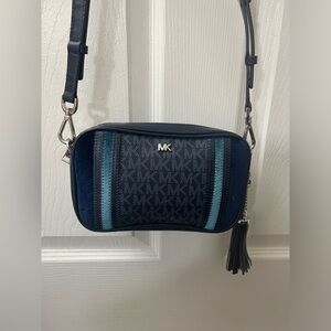 Michael Michael Kors
SIGNATURE TRICOLOR CAMERA
BAG